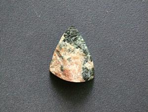 полевой шпат с вкл турмалина шерл (природный) 10х36х42