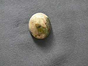 кварц с вкл актинолита 9х28х33